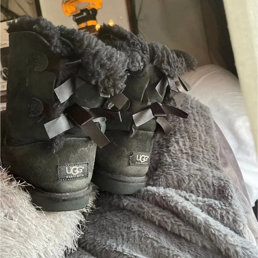 Sz 5 black sheepskin/sherpa  bailey bow 2 UGG classic   Short boot